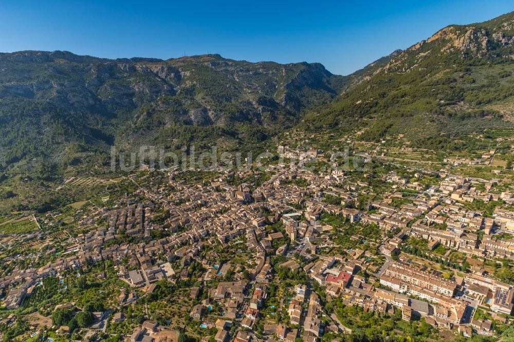 Soller von oben - Stadtansicht vom Innenstadtbereich in Soller auf der balearischen Mittelmeerinsel Mallorca, Spanien
