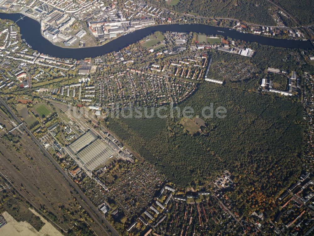 Berlin von oben - Stadtansicht vom Innenstadtbereich an der Spree auf Höhe der Spindlersfelder Straße in Berlin