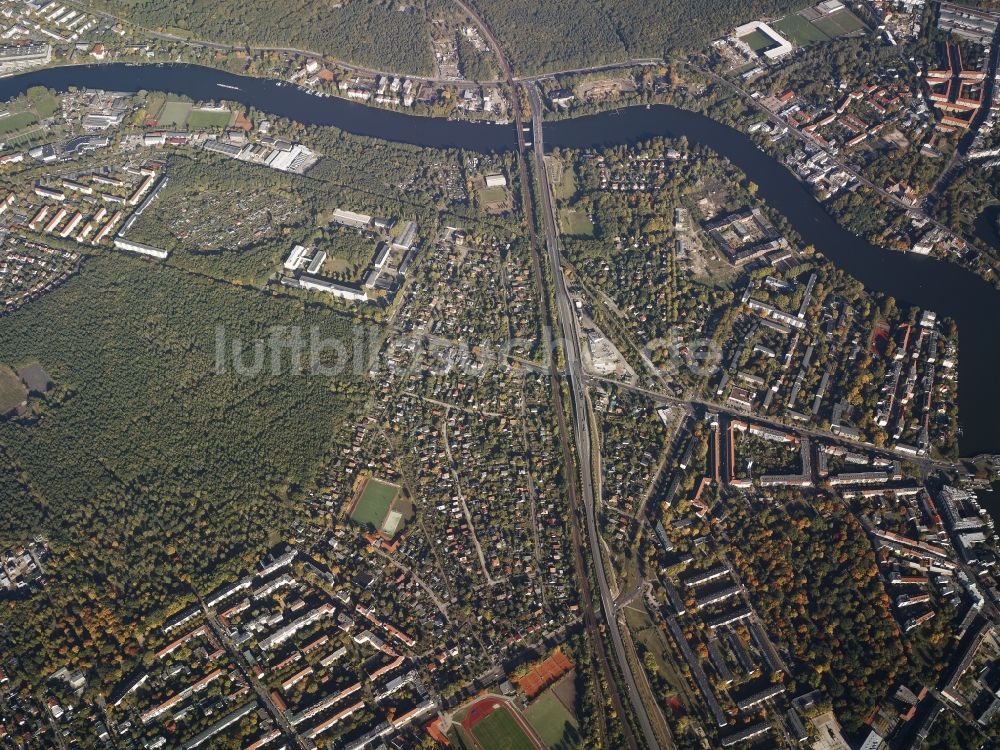 Luftbild Berlin - Stadtansicht vom Innenstadtbereich an der Spree auf Höhe der Spindlersfelder Straße in Berlin