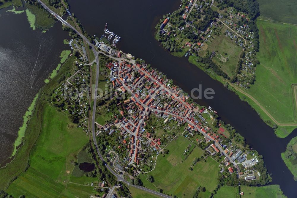 Havelsee aus der Vogelperspektive: Stadtansicht vom Innenstadtbereich und Stadtzentrum am Ufer des Beetzsees in Havelsee im Bundesland Brandenburg