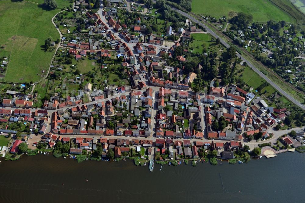 Havelsee von oben - Stadtansicht vom Innenstadtbereich und Stadtzentrum am Ufer des Beetzsees in Havelsee im Bundesland Brandenburg