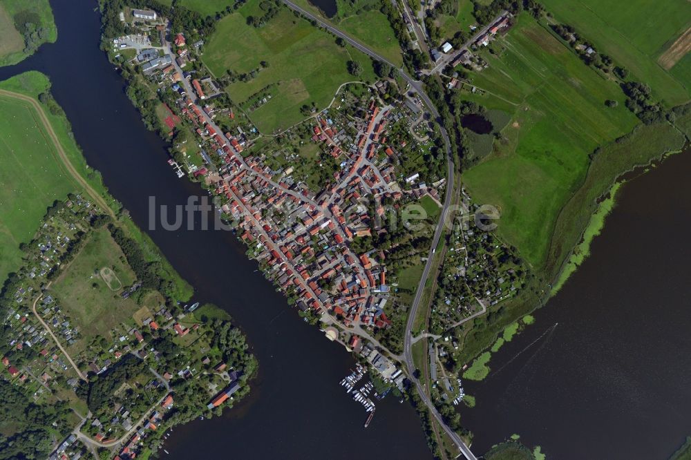 Havelsee aus der Vogelperspektive: Stadtansicht vom Innenstadtbereich und Stadtzentrum am Ufer des Beetzsees in Havelsee im Bundesland Brandenburg