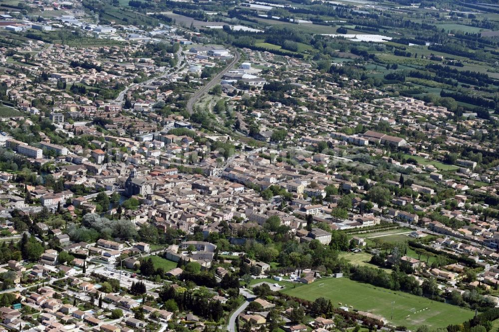 Le Thor von oben - Stadtansicht vom Innenstadtbereich in Le Thor in Provence-Alpes-Cote d'Azur, Frankreich