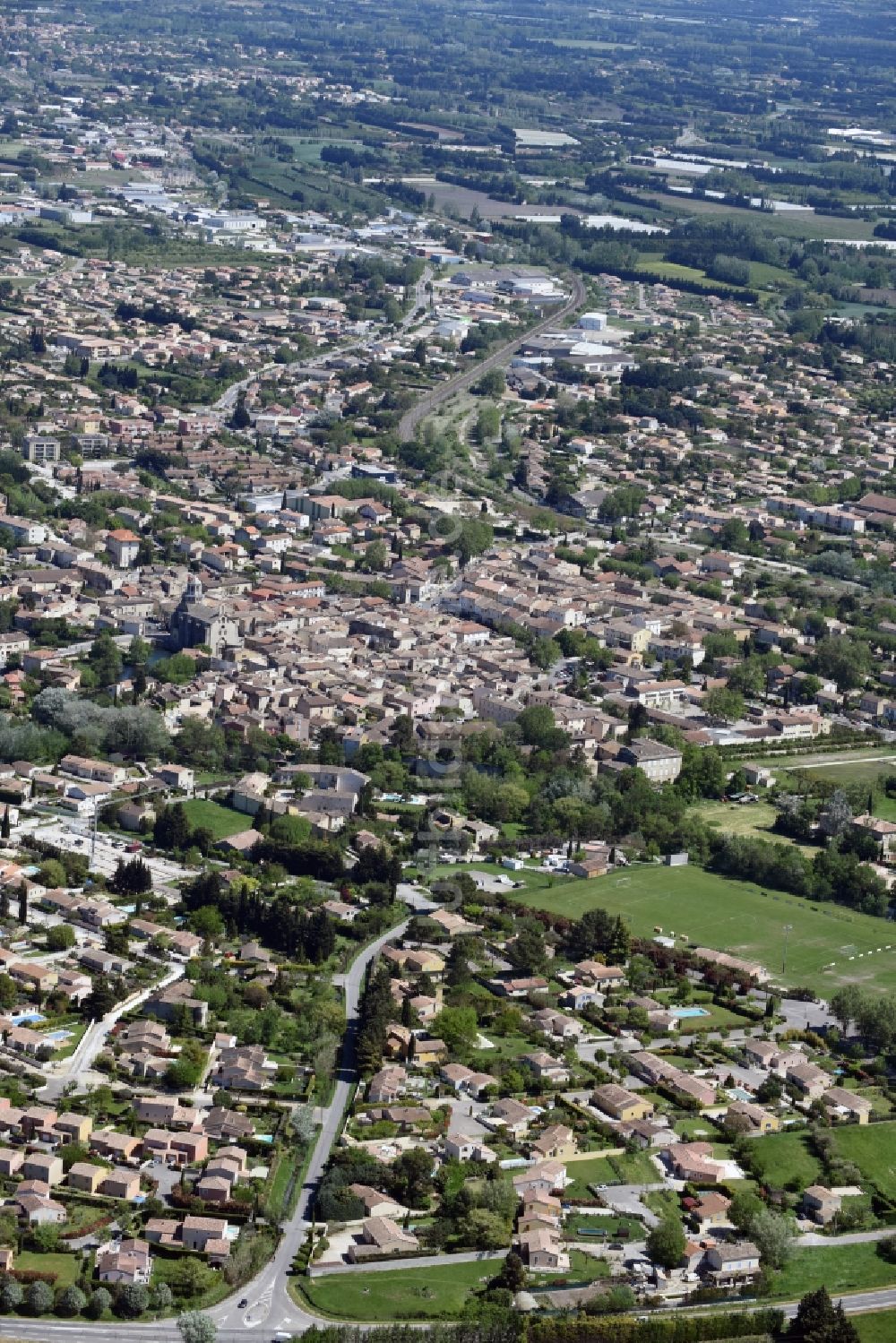 Luftaufnahme Le Thor - Stadtansicht vom Innenstadtbereich in Le Thor in Provence-Alpes-Cote d'Azur, Frankreich