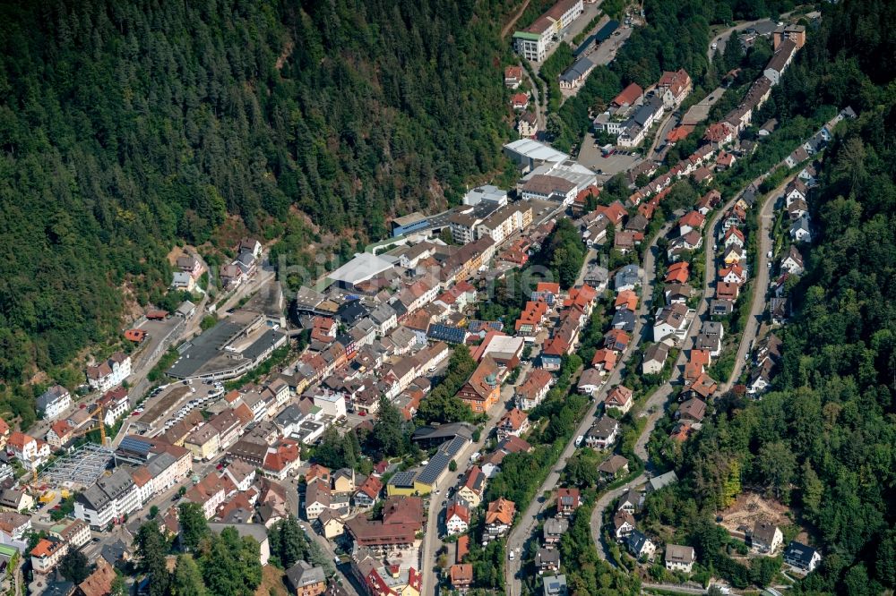 Triberg von oben - Stadtansicht vom Innenstadtbereich in Triberg im Bundesland Baden-Württemberg, Deutschland