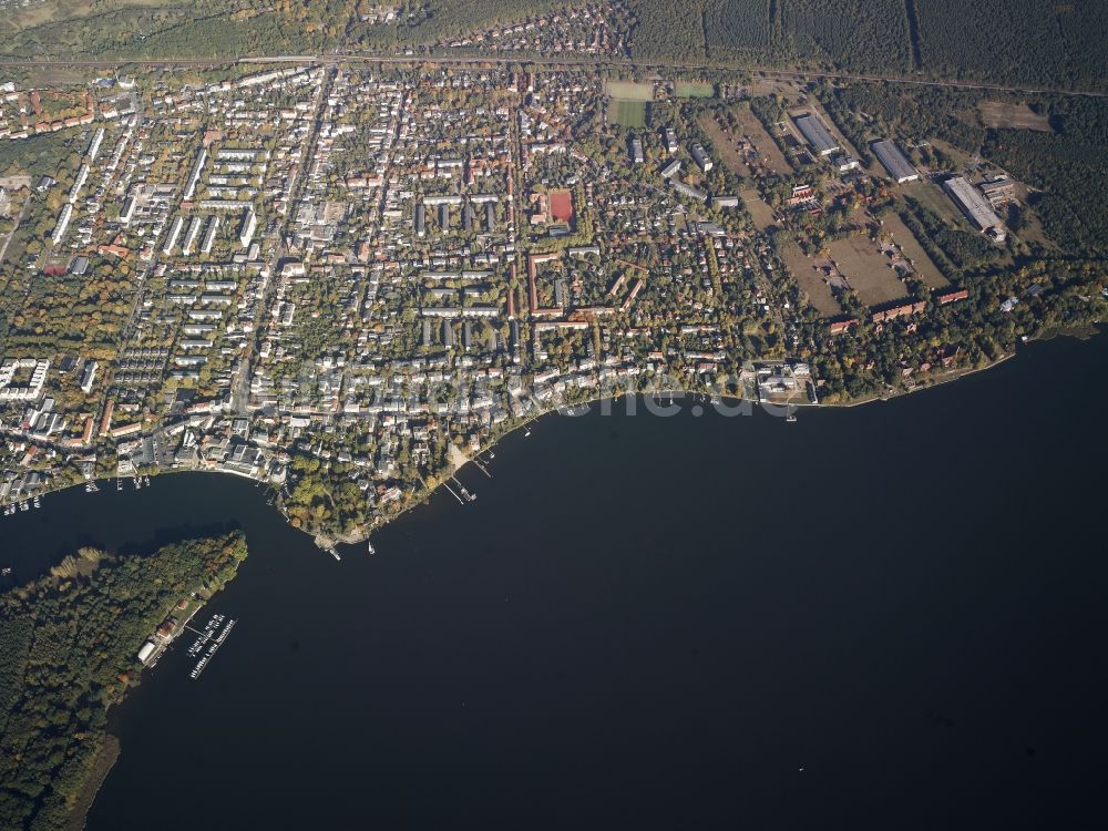 Luftbild Berlin - Stadtansicht vom Innenstadtbereich am Ufer des Grüßen Müggelsees nahe der Mündung der Müggelspree in Berlin