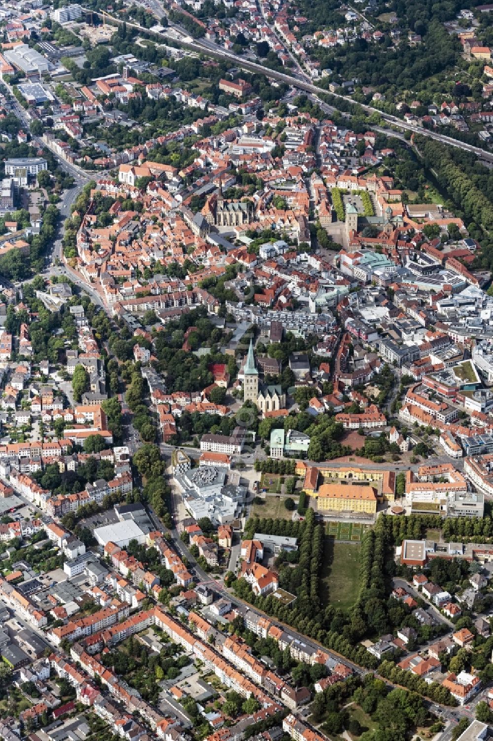 Luftaufnahme Osnabrück - Stadtansicht vom Innenstadtbereich im Vordergrund die Universität Osnabrück in Osnabrück im Bundesland Niedersachsen, Deutschland