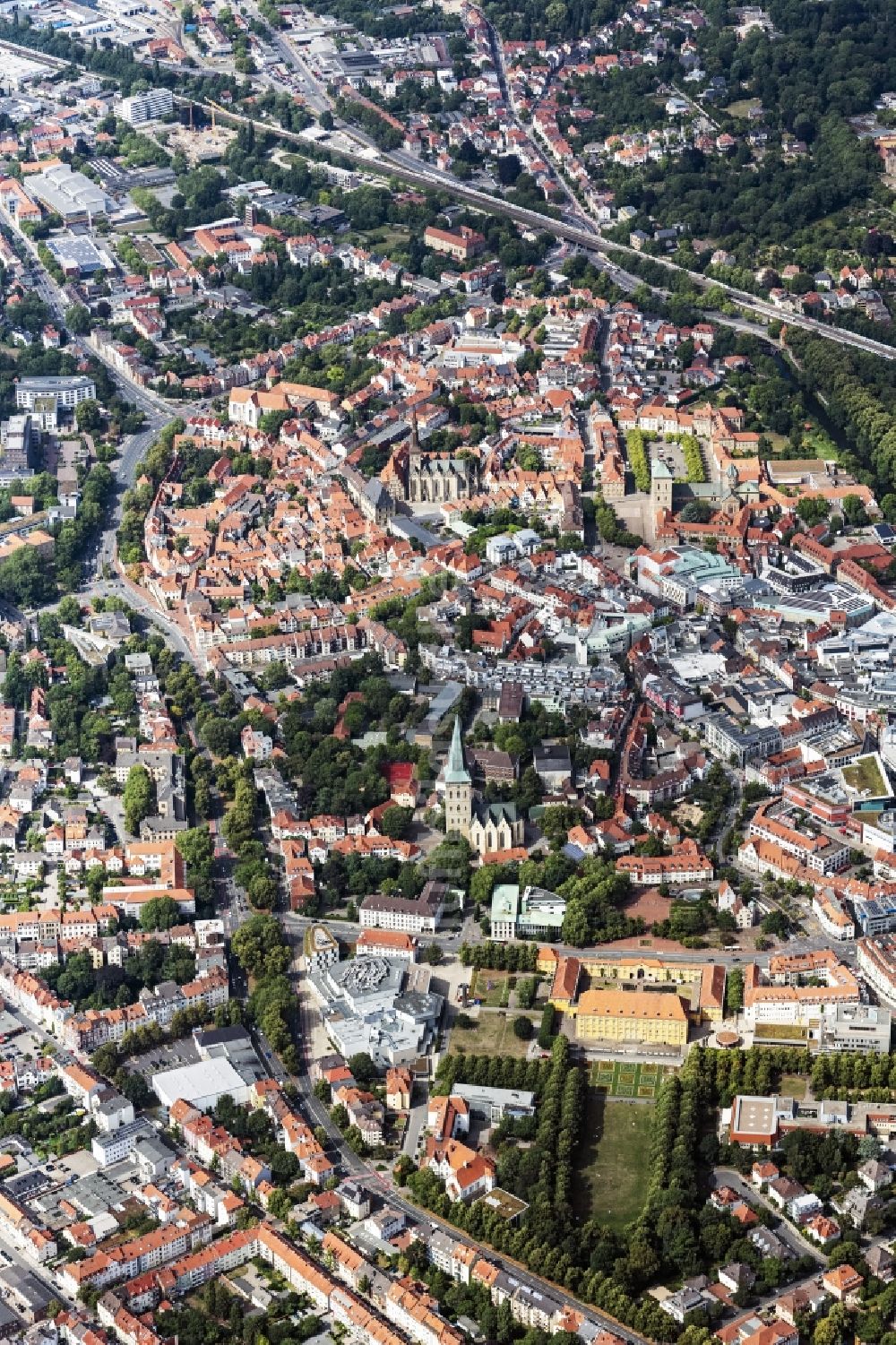 Osnabrück von oben - Stadtansicht vom Innenstadtbereich im Vordergrund die Universität Osnabrück in Osnabrück im Bundesland Niedersachsen, Deutschland