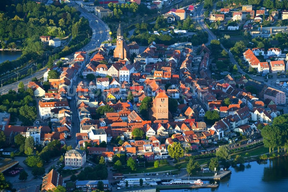 Luftaufnahme Waren (Müritz) - Stadtansicht vom Innenstadtbereich in Waren Müritz im Bundesland Mecklenburg-Vorpommern, Deutschland