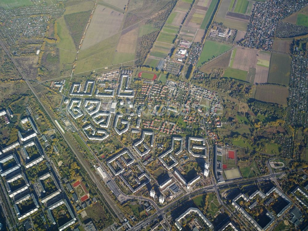 Luftbild Berlin - Stadtansicht vom Innenstadtbereich des Wohngebiets an der Kreuzung von Egon-Erwin-Kisch-Straße und Falkenberger Chaussee in Berlin