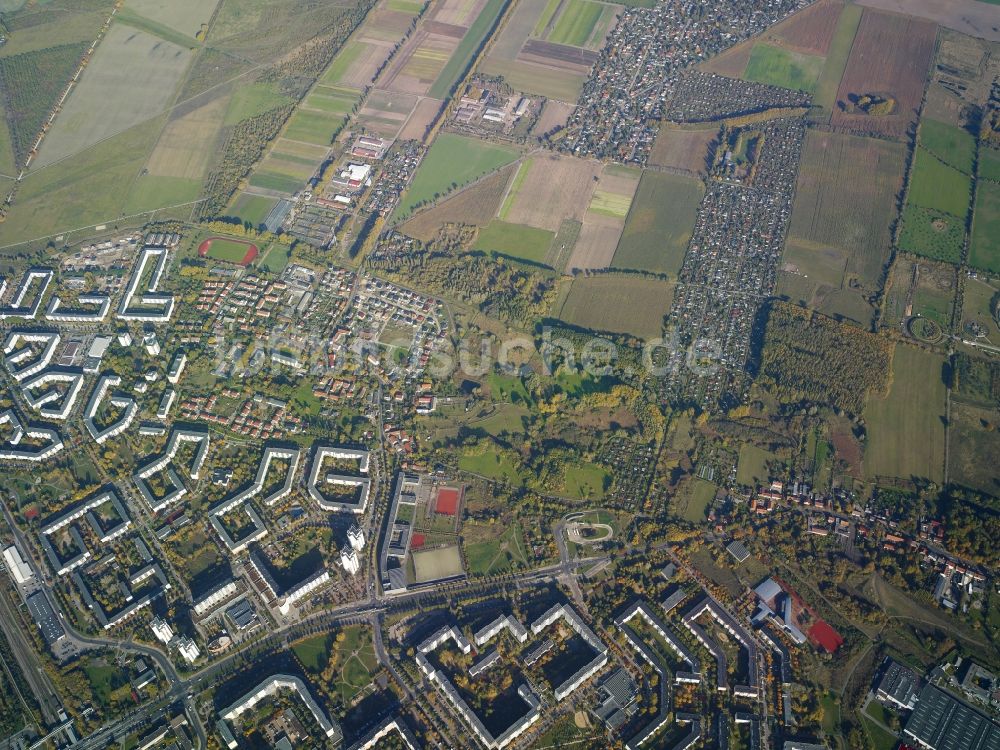 Luftaufnahme Berlin - Stadtansicht vom Innenstadtbereich des Wohngebiets an der Kreuzung von Egon-Erwin-Kisch-Straße und Falkenberger Chaussee in Berlin