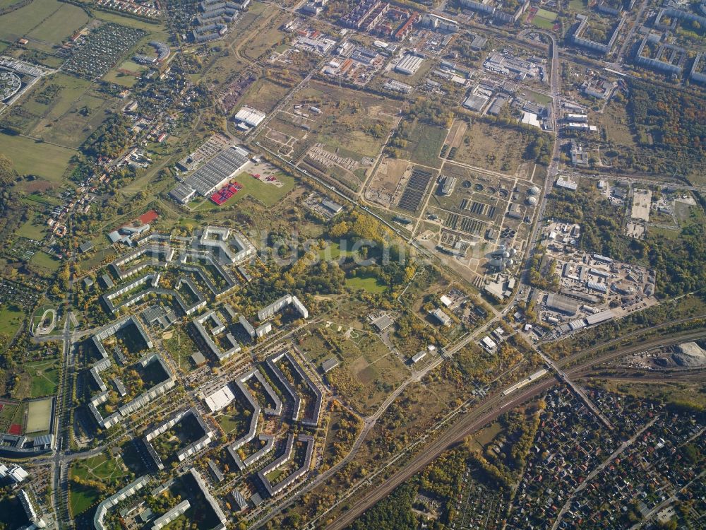 Berlin von oben - Stadtansicht vom Innenstadtbereich des Wohngebiets an der Kreuzung Hohenschönhauser Straße und Dorfstraße mit der Coca- Cola Erfrischungsgetränke AG in Berlin