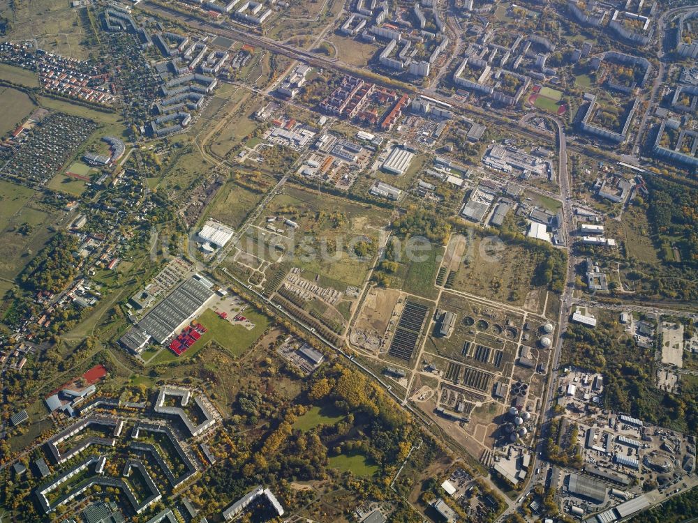 Berlin aus der Vogelperspektive: Stadtansicht vom Innenstadtbereich des Wohngebiets an der Kreuzung Hohenschönhauser Straße und Dorfstraße mit der Coca- Cola Erfrischungsgetränke AG in Berlin