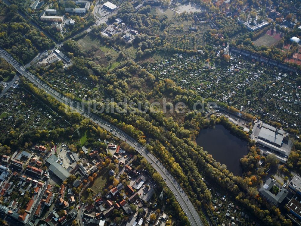 Potsdam von oben - Stadtansicht vom Innenstadtbereich eines Wohngebiets an der Nuthestraße und dem Aradosee in Potsdam im Bundesland Brandenburg