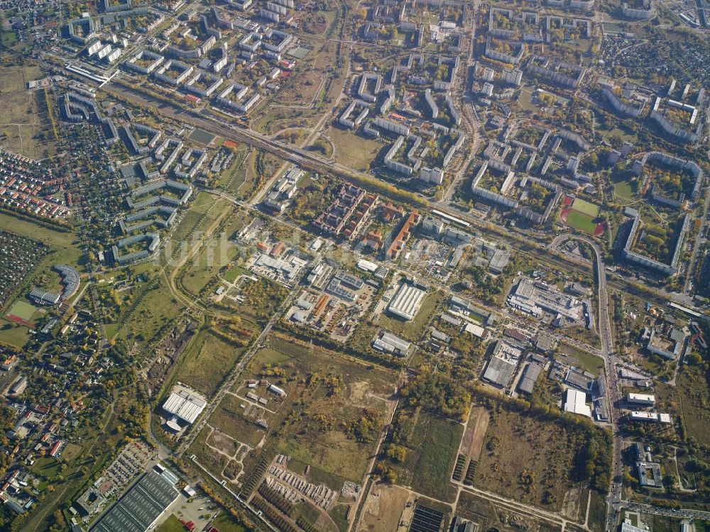 Berlin von oben - Stadtansicht vom Innenstadtbereich der Wohnsiedlung an der Märkischen Allee an dem Abschnitt zwischen Ahrensfelder Chaussee und Bitterfelder Straße in Berlin