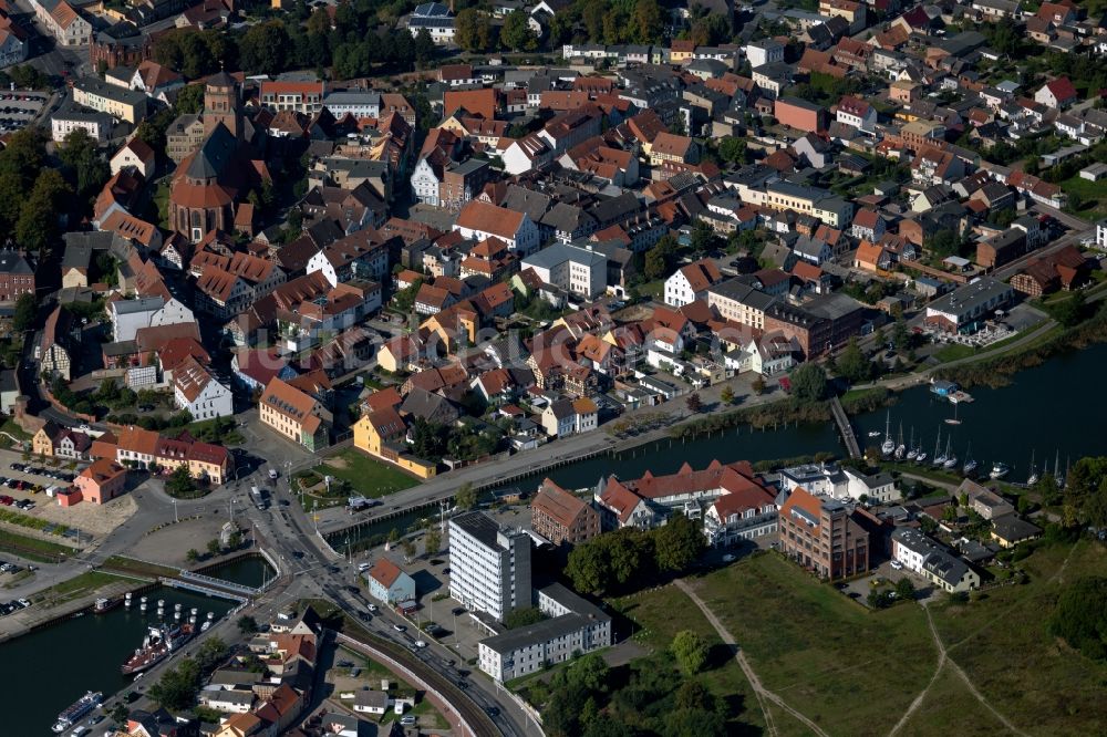 Wolgast von oben - Stadtansicht vom Innenstadtbereich in Wolgast im Bundesland Mecklenburg-Vorpommern