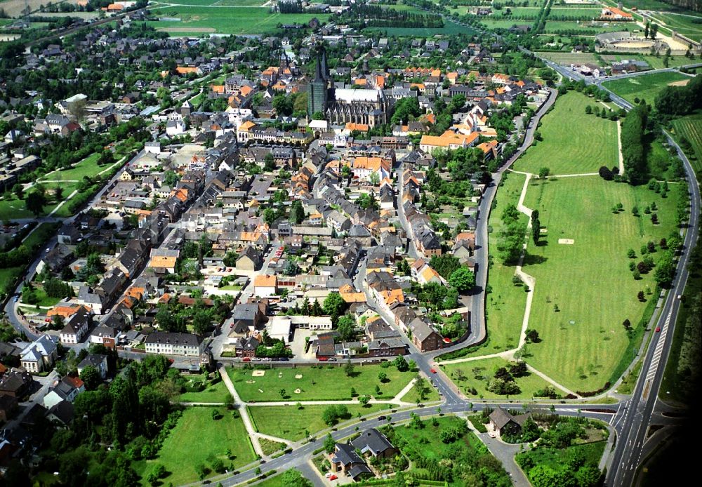 Xanten aus der Vogelperspektive: Stadtansicht vom Innenstadtbereich in Xanten im Bundesland Nordrhein-Westfalen