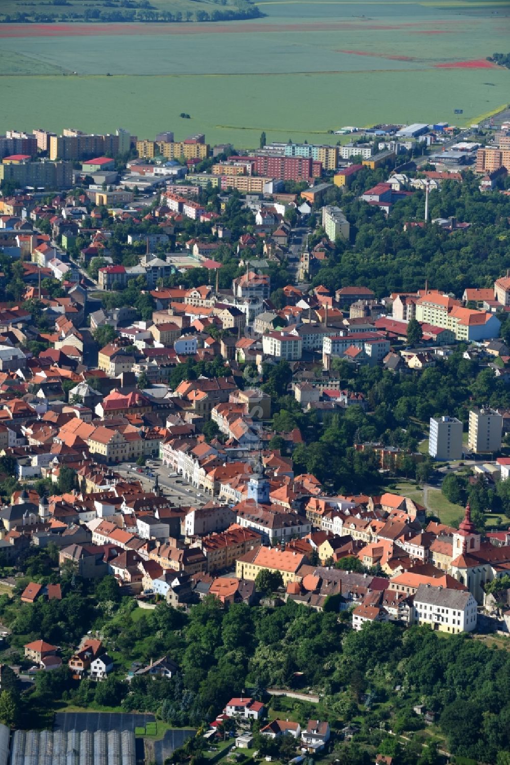 Zatec - Saaz aus der Vogelperspektive: Stadtansicht vom Innenstadtbereich in Zatec - Saaz in Ustecky kraj - Aussiger Region, Tschechien