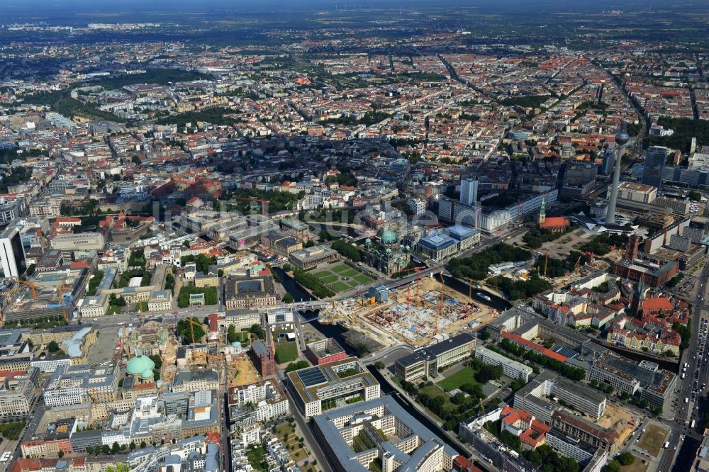 Berlin Mitte aus der Vogelperspektive: Stadtansicht Innenstadtbereich im Zentrum Ost in Berlin Mitte