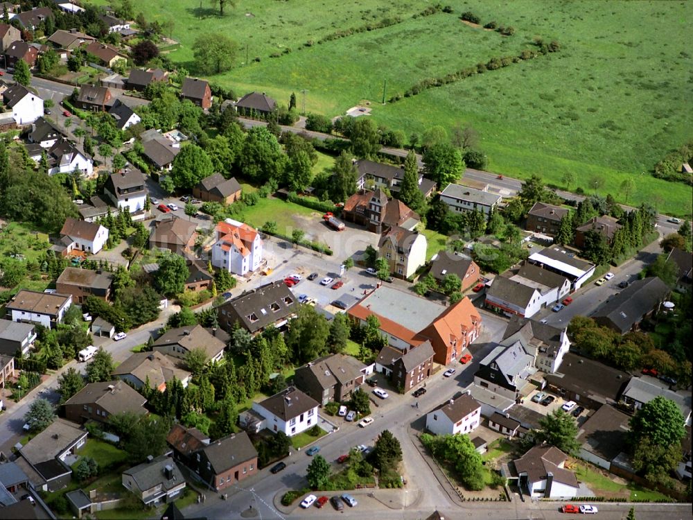 Homberg-Ruhrort-Baerl von oben - Stadtansicht des Innenstadtbereiches Augustastraße - Grafschafter Straße in Homberg-Ruhrort-Baerl im Bundesland Nordrhein-Westfalen