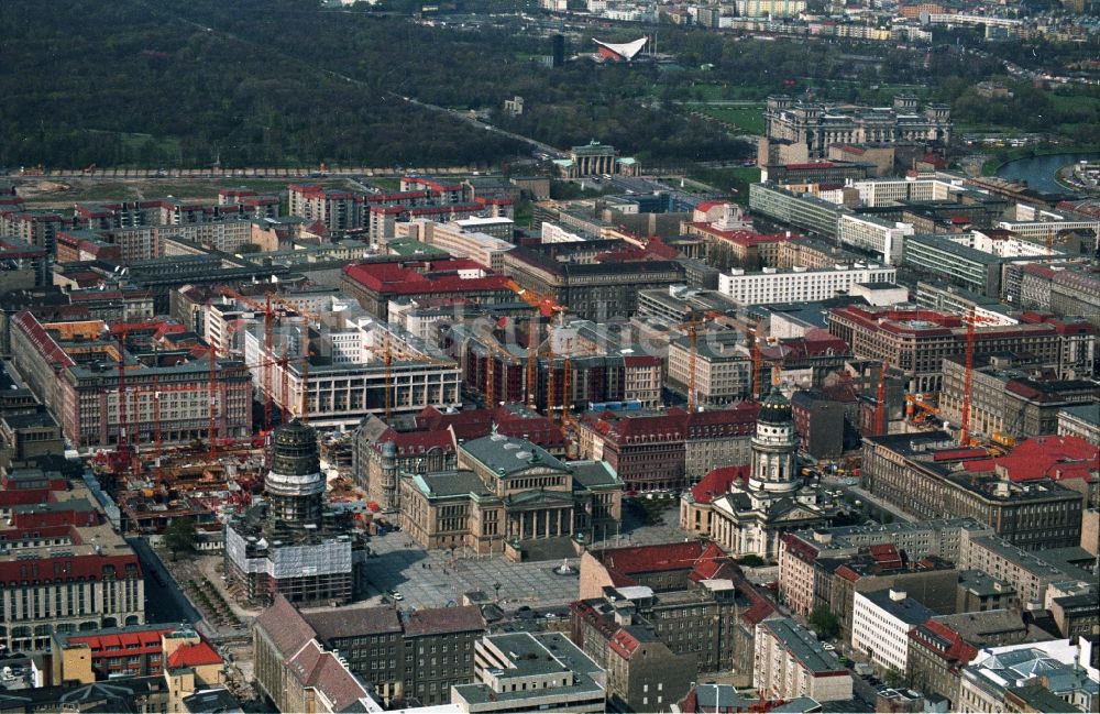 Berlin aus der Vogelperspektive: Stadtansicht des Innenstadtbereiches an den Baustellen der Friedrichstadtpassagen am Ensemble des Gendarmenmarkt mit Schauspielhaus, Deutschen und Französischen Dom in Berlin - Mitte