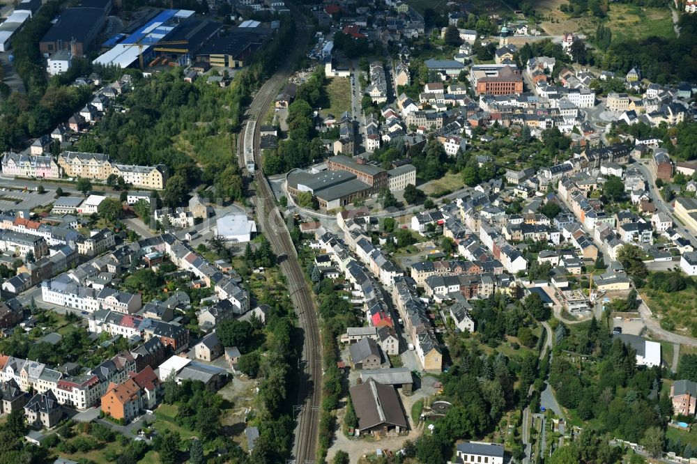 Netzschkau aus der Vogelperspektive: Stadtansicht des Innenstadtbereiches am Bereich der Bahnstrecke in Netzschkau im Bundesland Sachsen