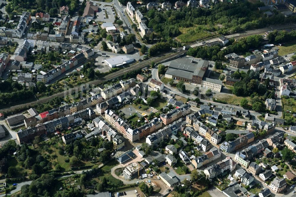 Luftaufnahme Netzschkau - Stadtansicht des Innenstadtbereiches am Bereich der Bahnstrecke in Netzschkau im Bundesland Sachsen