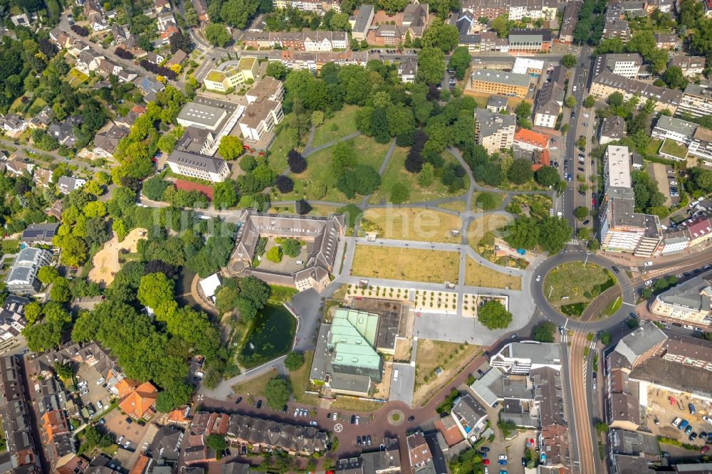 Luftbild Dinslaken - Stadtansicht des Innenstadtbereiches mit Blick auf die Burg Dinslaken und den Platz D Agen in Dinslaken im Bundesland Nordrhein-Westfalen - NRW, Deutschland