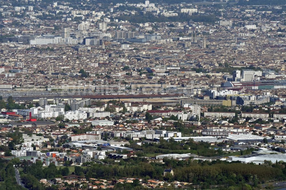 Luftbild Bordeaux - Stadtansicht des Innenstadtbereiches in Bordeaux in Aquitaine Limousin Poitou-Charentes, Frankreich