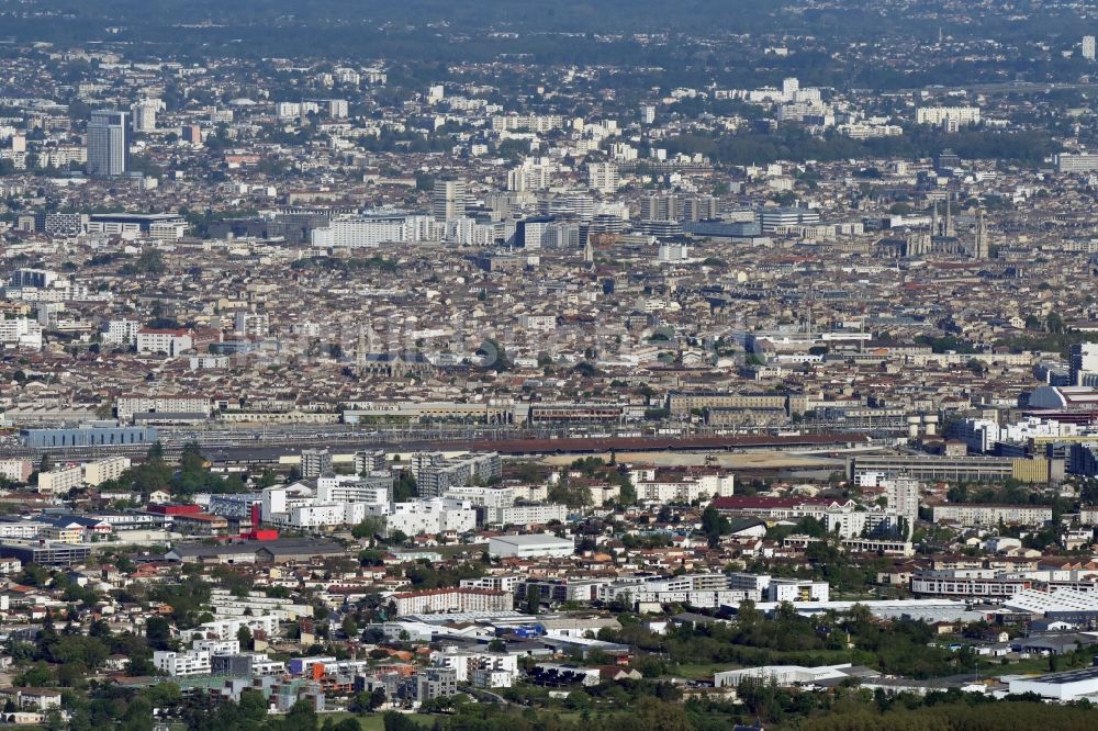 Luftaufnahme Bordeaux - Stadtansicht des Innenstadtbereiches in Bordeaux in Aquitaine Limousin Poitou-Charentes, Frankreich