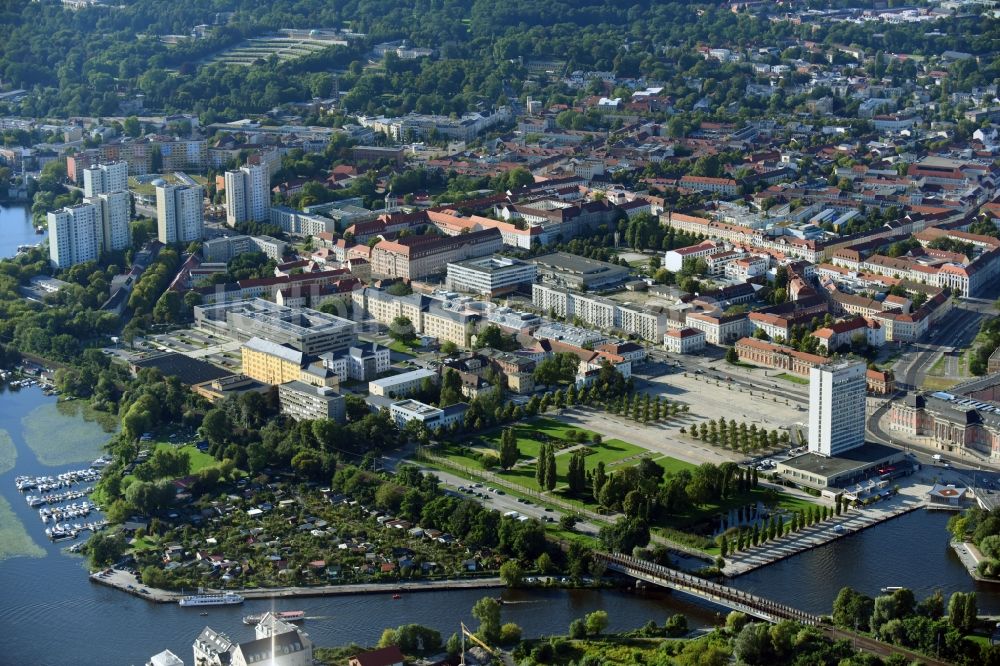 Luftaufnahme Potsdam - Stadtansicht des Innenstadtbereiches Breite Straße - Lustgarten - Am Alten Markt - Fachhochschule Potsdam - Standort Alter Markt Friedrich-Ebert-Straße in derInnenstadt in Potsdam im Bundesland Brandenburg, Deutschland