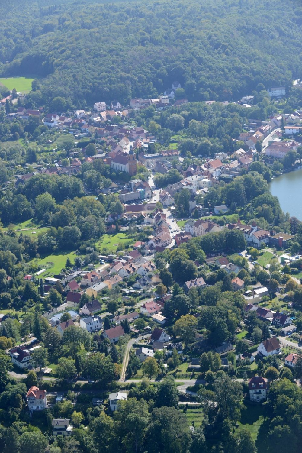 Luftaufnahme Buckow (Märkische Schweiz) - Stadtansicht des Innenstadtbereiches von Buckow (Märkische Schweiz) im Bundesland Brandenburg