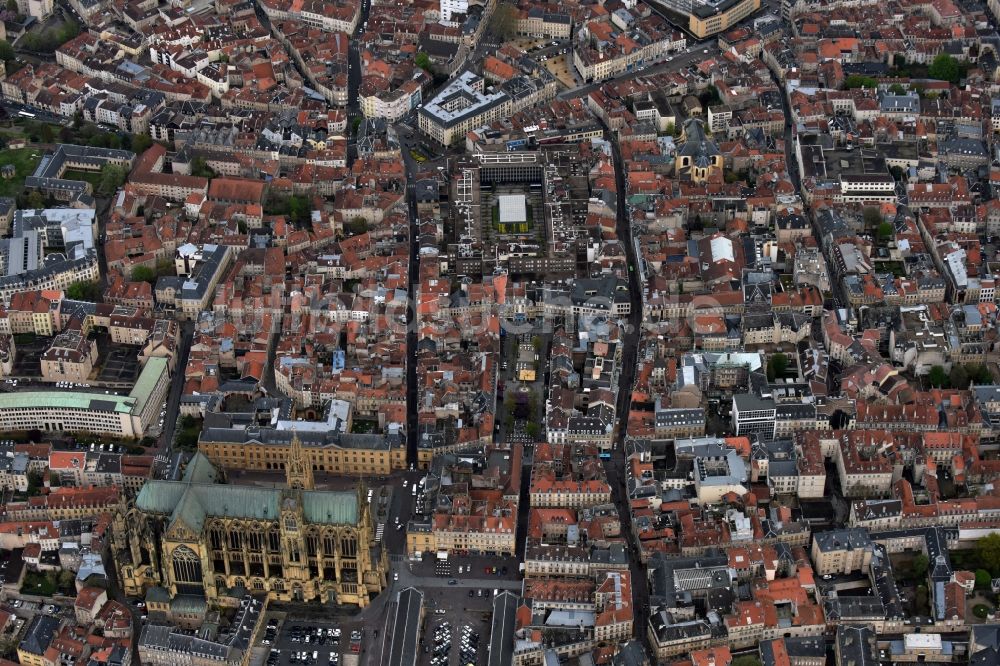 Metz von oben - Stadtansicht des Innenstadtbereiches am Centre Commercial Saint-Jacques am Place du Forum in Metz in Alsace-Champagne-Ardenne-Lorraine, Frankreich