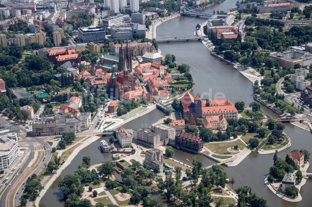 Wroclaw Breslau von oben - Stadtansicht des Innenstadtbereiches der Dominsel in Wroclaw Breslau in Niederschlesien, Polen