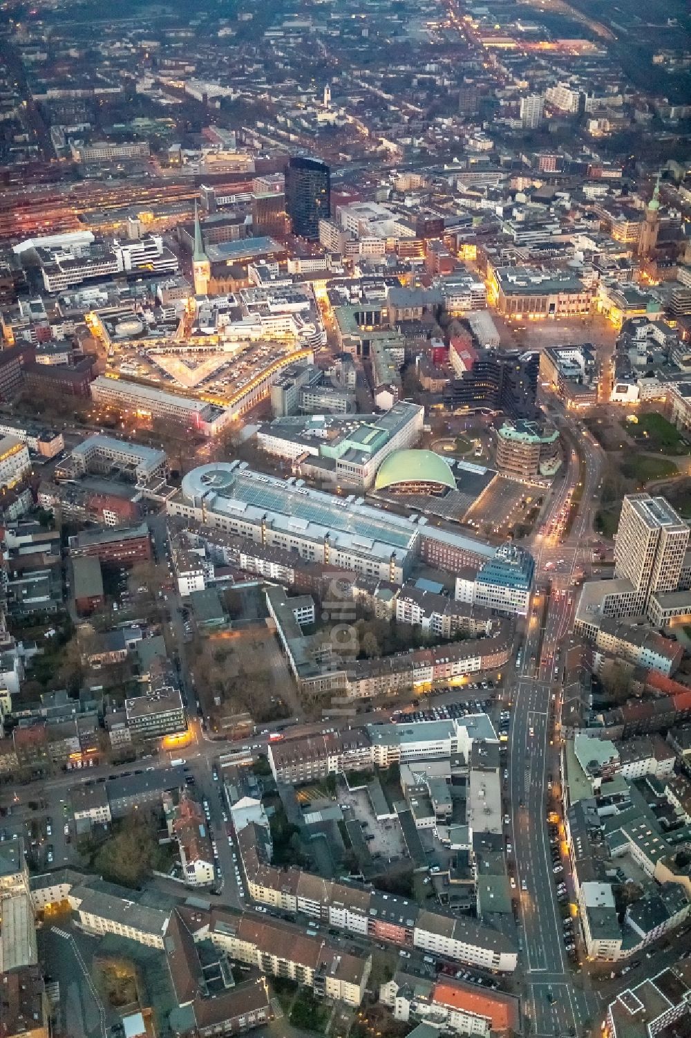 Dortmund aus der Vogelperspektive: Stadtansicht des Innenstadtbereiches mit dem Dortmunder Wall in Dortmund im Bundesland Nordrhein-Westfalen, Deutschland