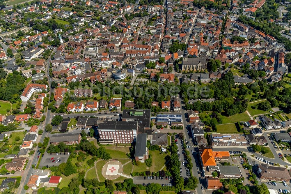 Luftaufnahme Beckum - Stadtansicht des Innenstadtbereiches mit dem St. Elisabeth-Hospital in Beckum im Bundesland Nordrhein-Westfalen, Deutschland