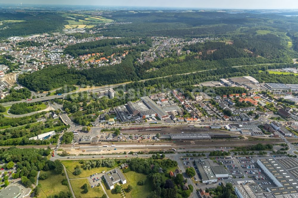 Luftbild Arnsberg - Stadtansicht des Innenstadtbereiches entlang der Autobahn A46 mit dem Bahnhof Neheim-Hüsten in Arnsberg im Bundesland Nordrhein-Westfalen, Deutschland