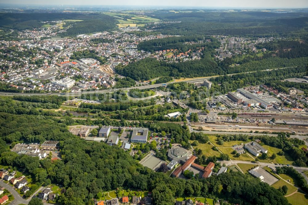 Arnsberg aus der Vogelperspektive: Stadtansicht des Innenstadtbereiches entlang der Autobahn A46 im Ortsteil Neheim in Arnsberg im Bundesland Nordrhein-Westfalen, Deutschland