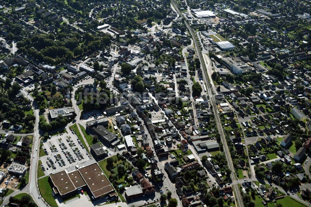 Luftaufnahme Nortorf - Stadtansicht des Innenstadtbereiches entlang der Bahnstrecke in Nortorf im Bundesland Schleswig-Holstein