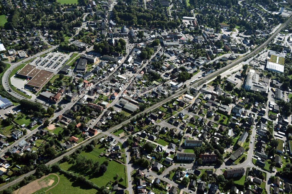 Nortorf von oben - Stadtansicht des Innenstadtbereiches entlang der Bahnstrecke in Nortorf im Bundesland Schleswig-Holstein