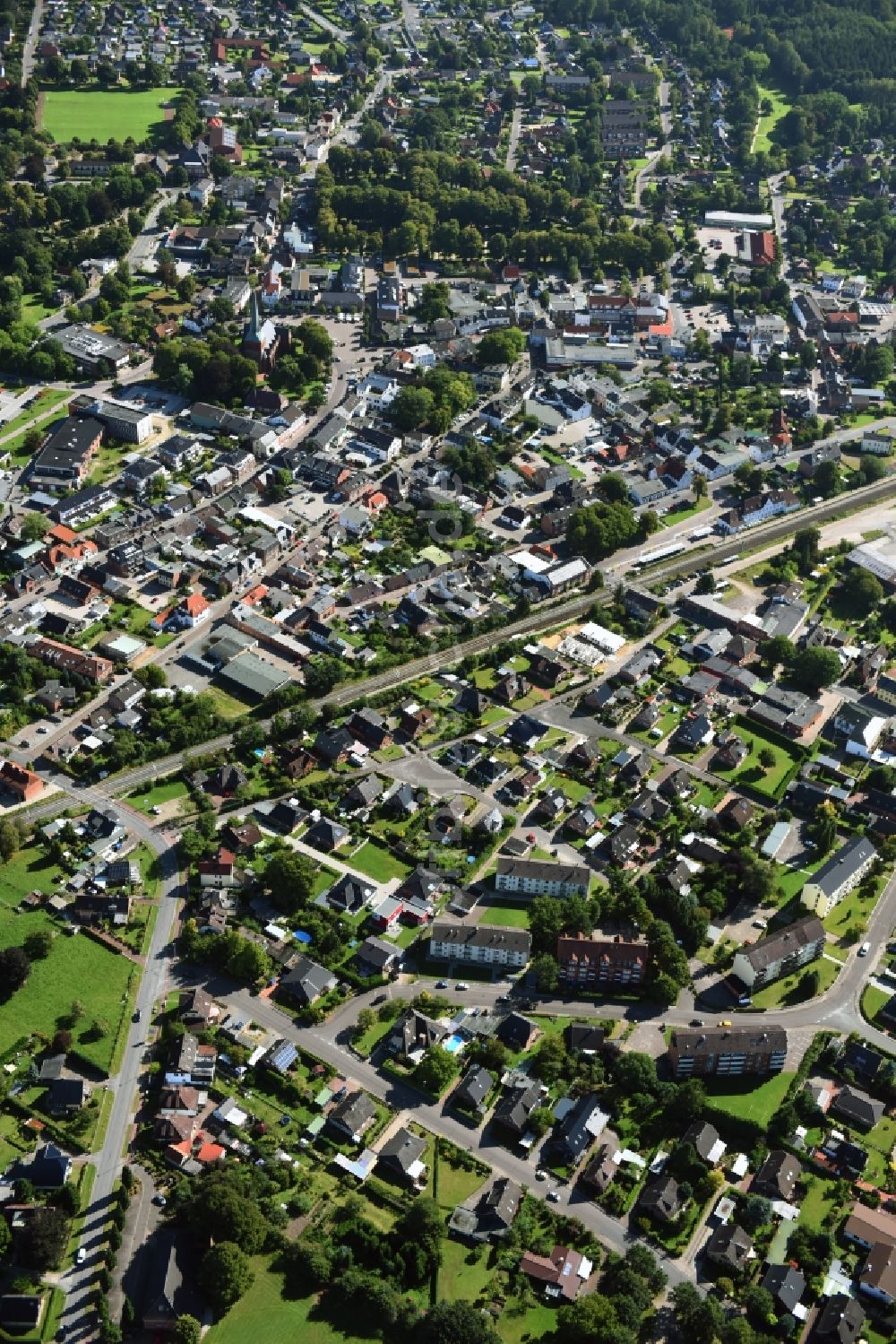 Nortorf aus der Vogelperspektive: Stadtansicht des Innenstadtbereiches entlang der Bahnstrecke in Nortorf im Bundesland Schleswig-Holstein