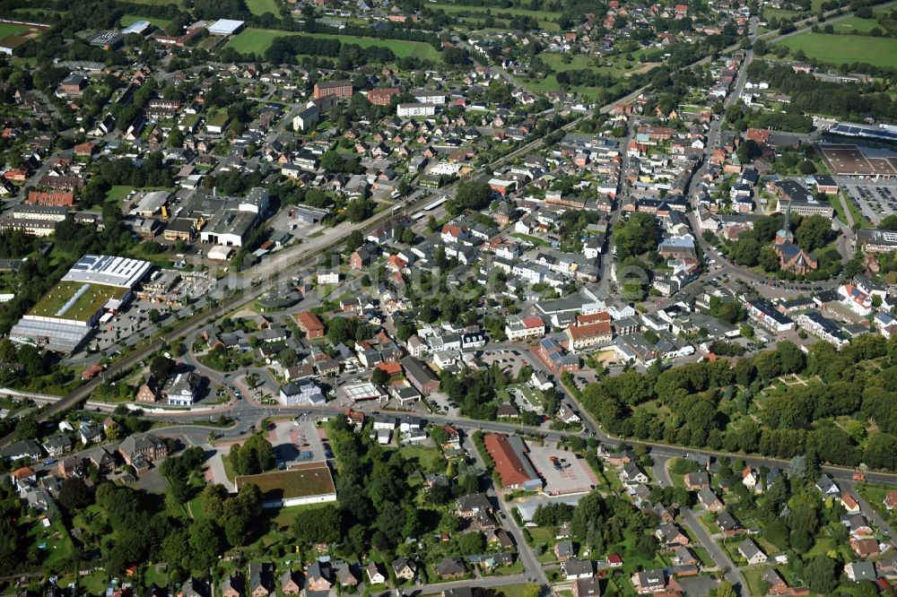 Luftaufnahme Nortorf - Stadtansicht des Innenstadtbereiches entlang der Bahnstrecke in Nortorf im Bundesland Schleswig-Holstein