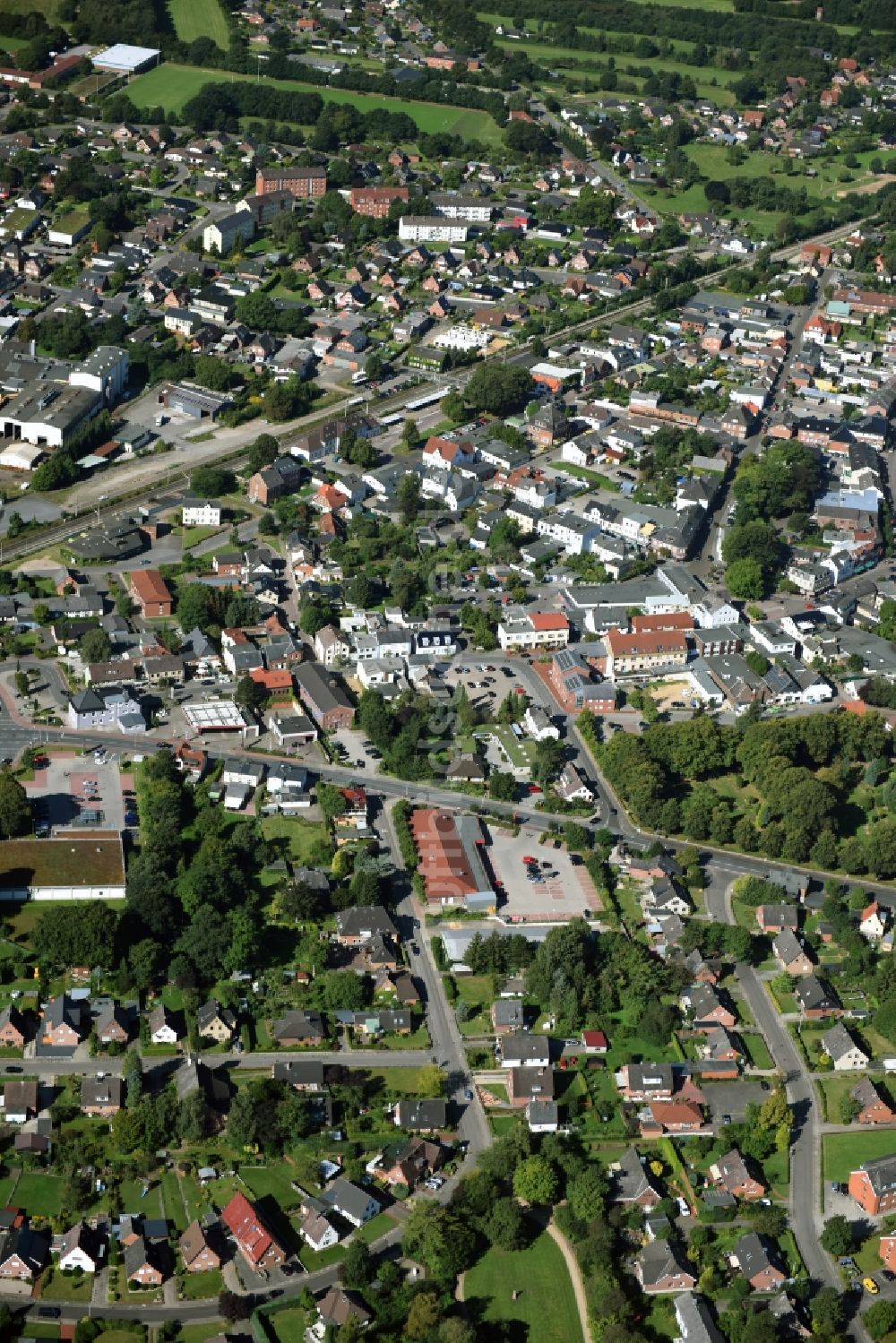 Nortorf von oben - Stadtansicht des Innenstadtbereiches entlang der Bahnstrecke in Nortorf im Bundesland Schleswig-Holstein