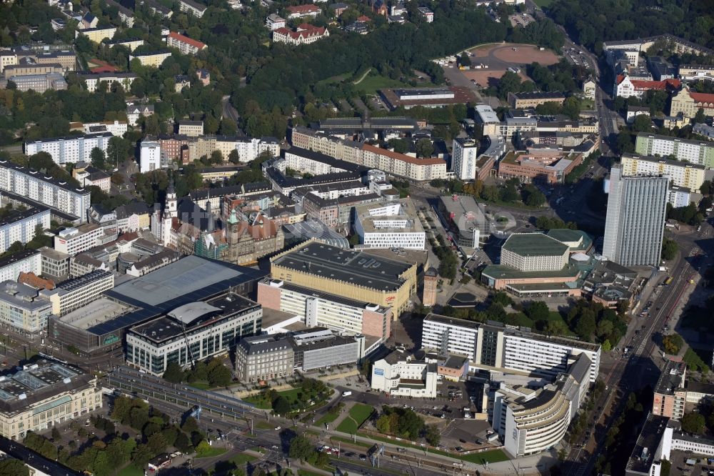 Chemnitz aus der Vogelperspektive: Stadtansicht des Innenstadtbereiches entlang der Brückenstraße und der Bahnhofsstraße in Chemnitz im Bundesland Sachsen