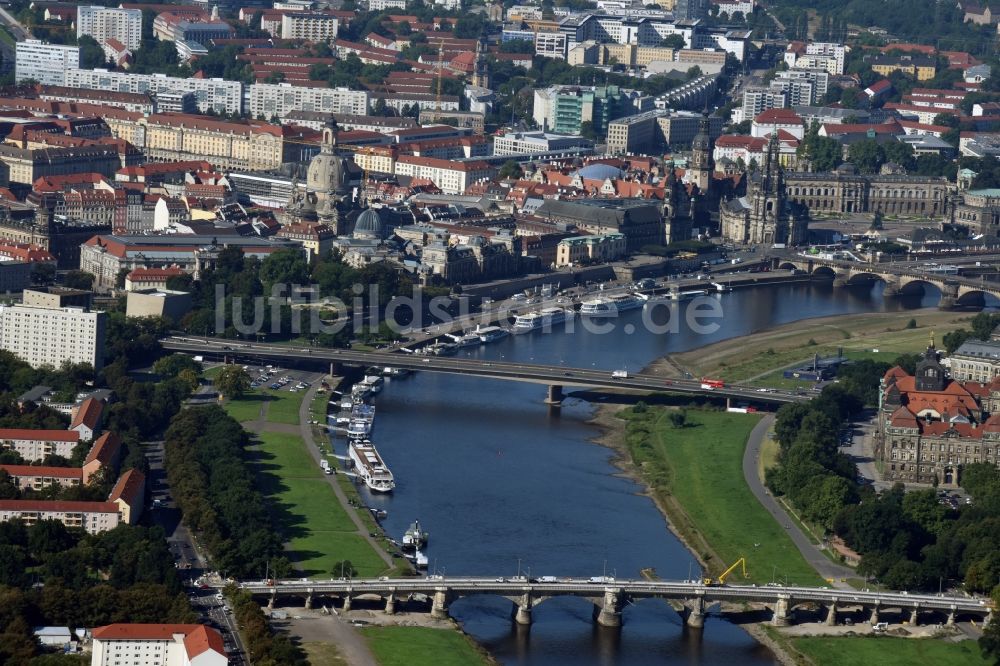 Luftaufnahme Dresden - Stadtansicht des Innenstadtbereiches entlang des Flussverlaufs der Elbe in Dresden im Bundesland Sachsen