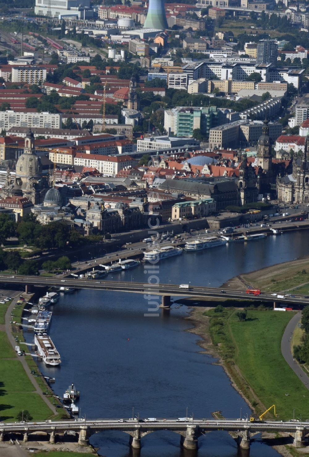 Dresden von oben - Stadtansicht des Innenstadtbereiches entlang des Flussverlaufs der Elbe in Dresden im Bundesland Sachsen