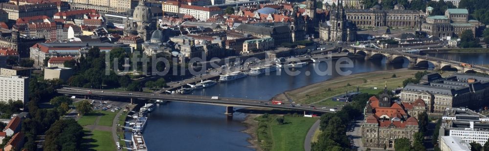 Dresden aus der Vogelperspektive: Stadtansicht des Innenstadtbereiches entlang des Flussverlaufs der Elbe in Dresden im Bundesland Sachsen