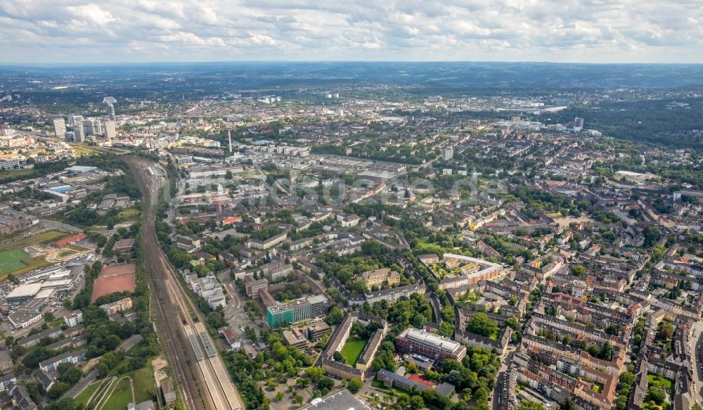 Essen aus der Vogelperspektive: Stadtansicht des Innenstadtbereiches entlang den Gleisanlagen der Stadtbahn in Essen im Bundesland Nordrhein-Westfalen - NRW, Deutschland