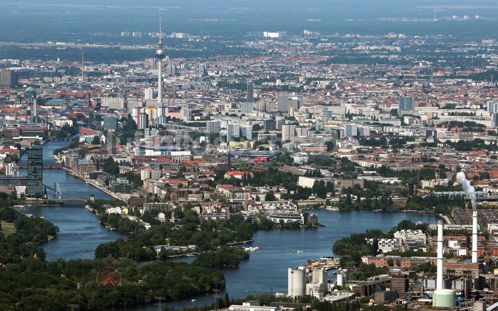 Berlin aus der Vogelperspektive: Stadtansicht des Innenstadtbereiches entlang der Halbinsel Stralau im Ortsteil Friedrichshain in Berlin