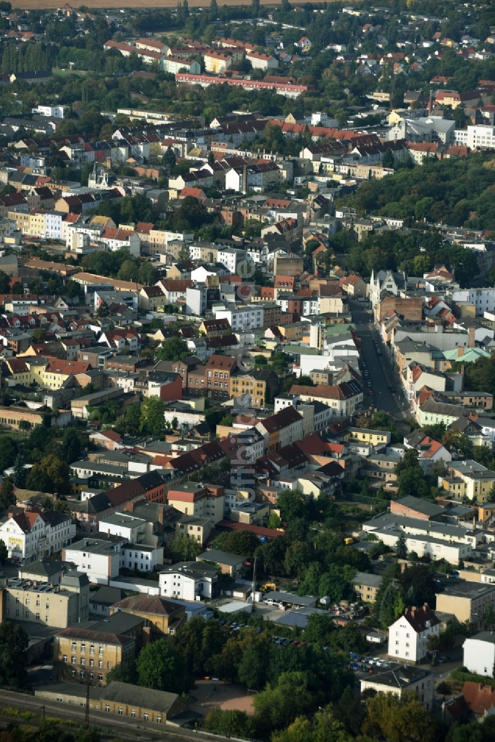 Köthen (Anhalt) von oben - Stadtansicht des Innenstadtbereiches entlang der Leopoldstraße in Köthen (Anhalt) im Bundesland Sachsen-Anhalt